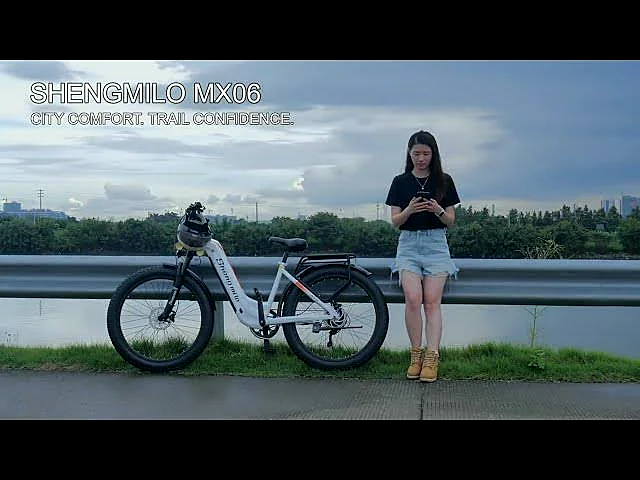 Modell cyklar på en Shengmilo MX06 elcykel under en utomhusresa